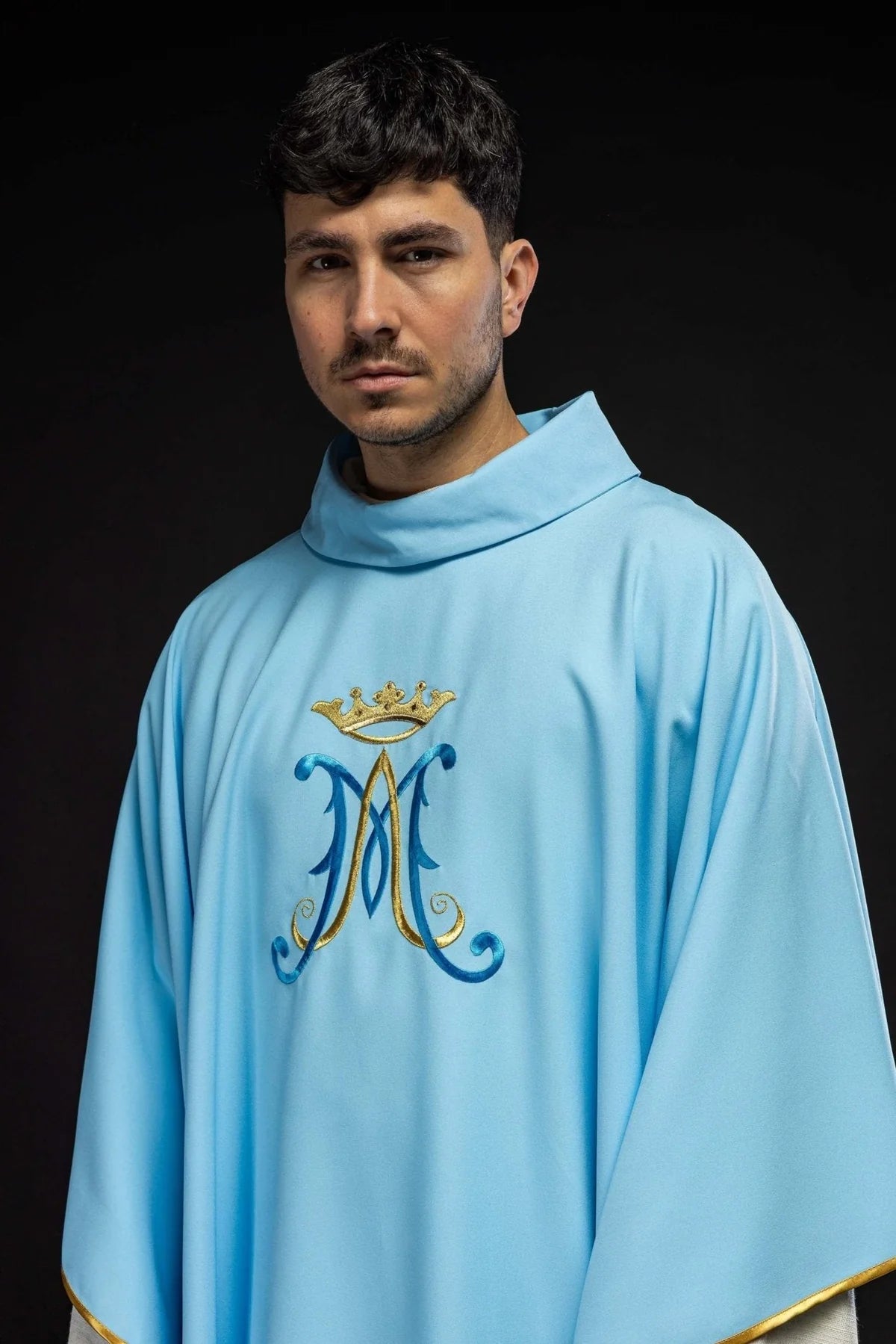 Casulla poliester bordada con motivo mariano