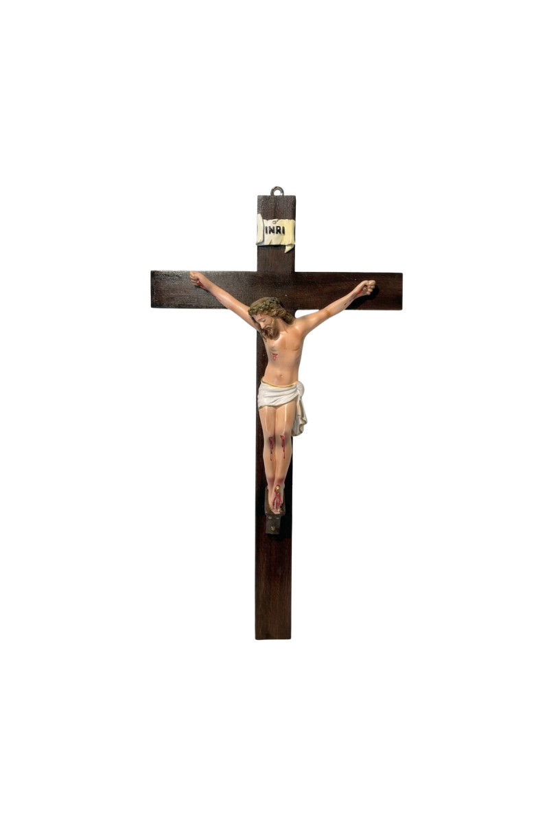 Cristo de fibra de vidrio con cruz de madera