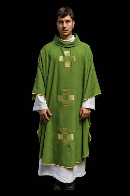 Casulla de lana y hilos de oro bordada