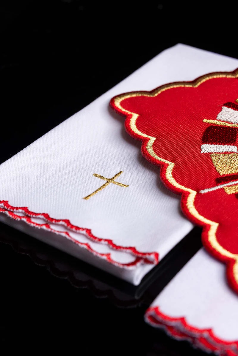 Juego de paños rojo con un bordado del Espíritu Santo
