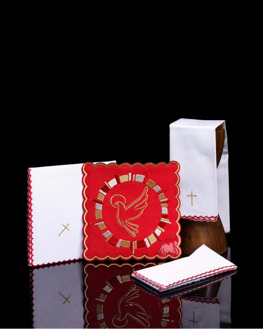 Juego de paños rojo con un bordado del Espíritu Santo