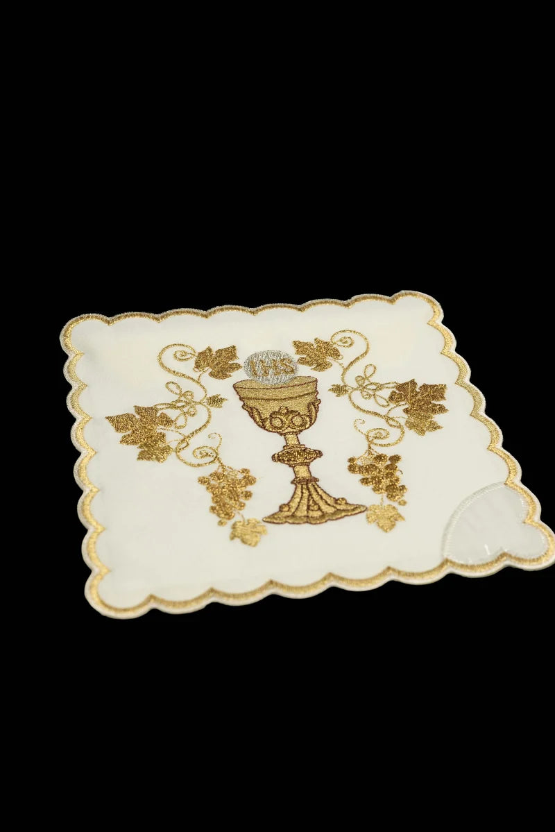 Juego de Palias con cáliz bordado y decoraciones