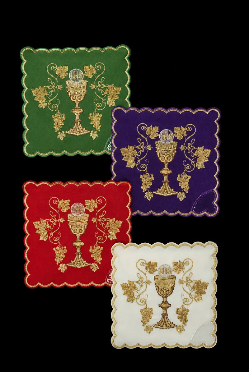 Juego de Palias con cáliz bordado y decoraciones