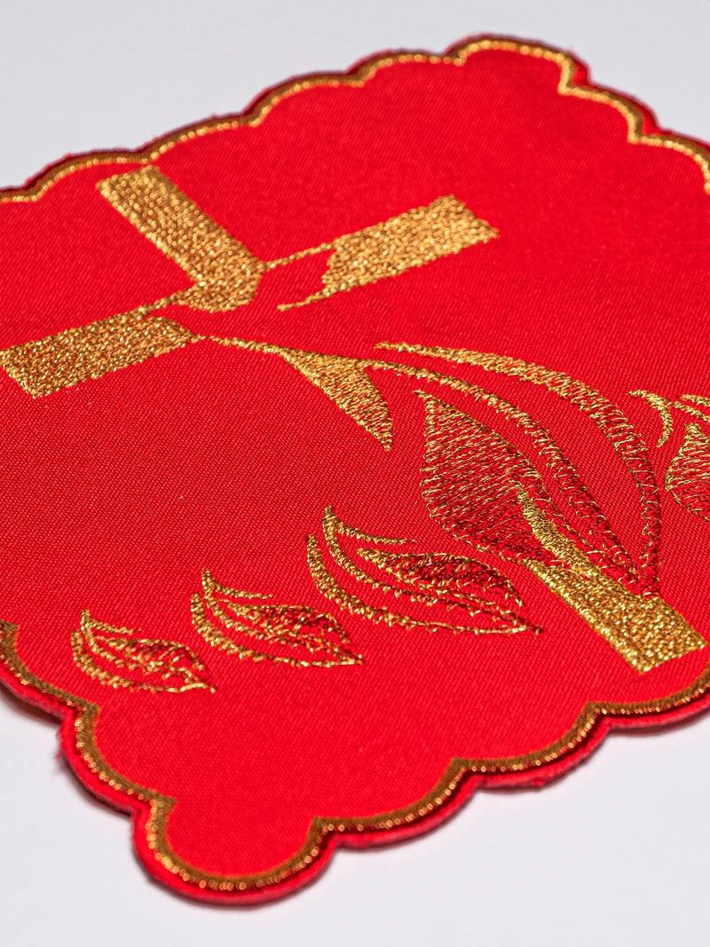 Juego de paños rojo con un bordado de Espíritu Santo