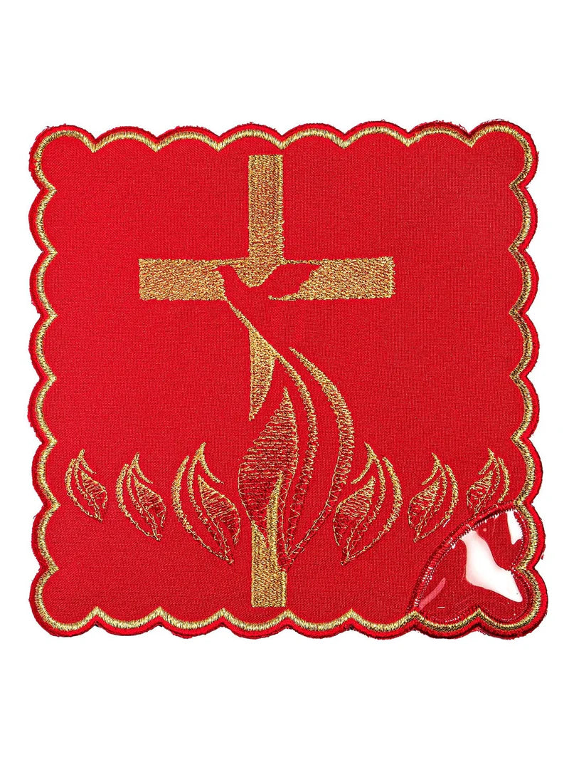 Juego de paños rojo con un bordado de Espíritu Santo