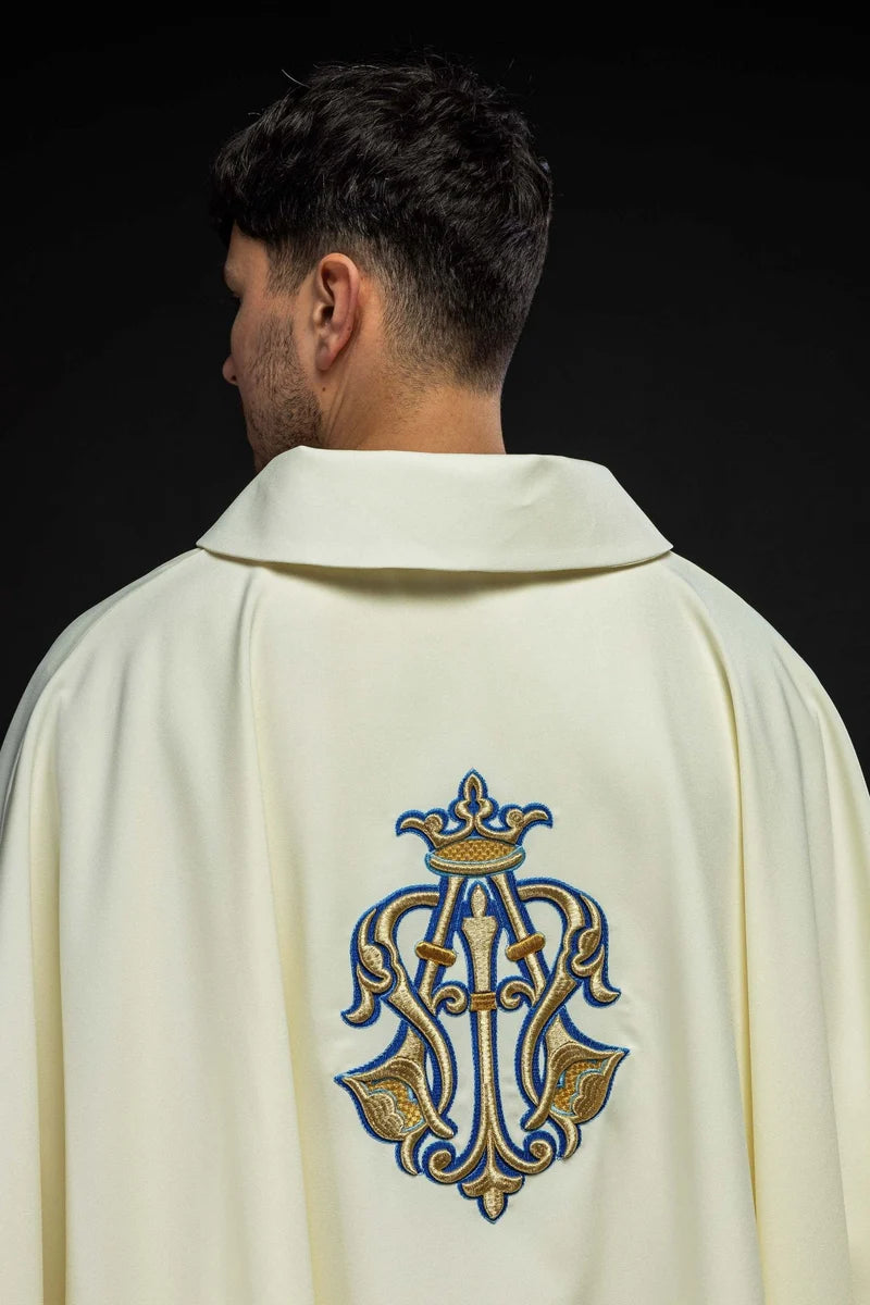 Casulla bordada de color crudo con símbolo mariano y cuello ancho