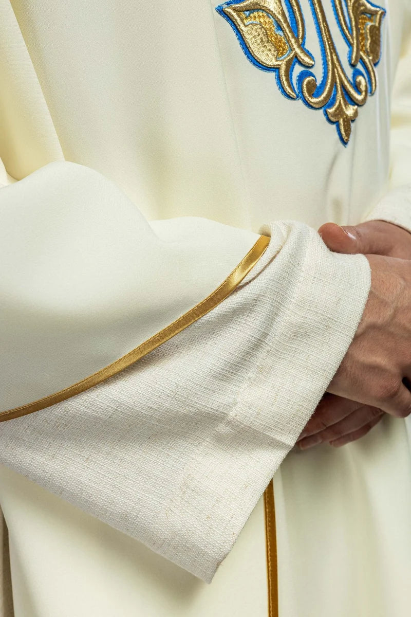 Casulla bordada de color crudo con símbolo mariano y cuello ancho