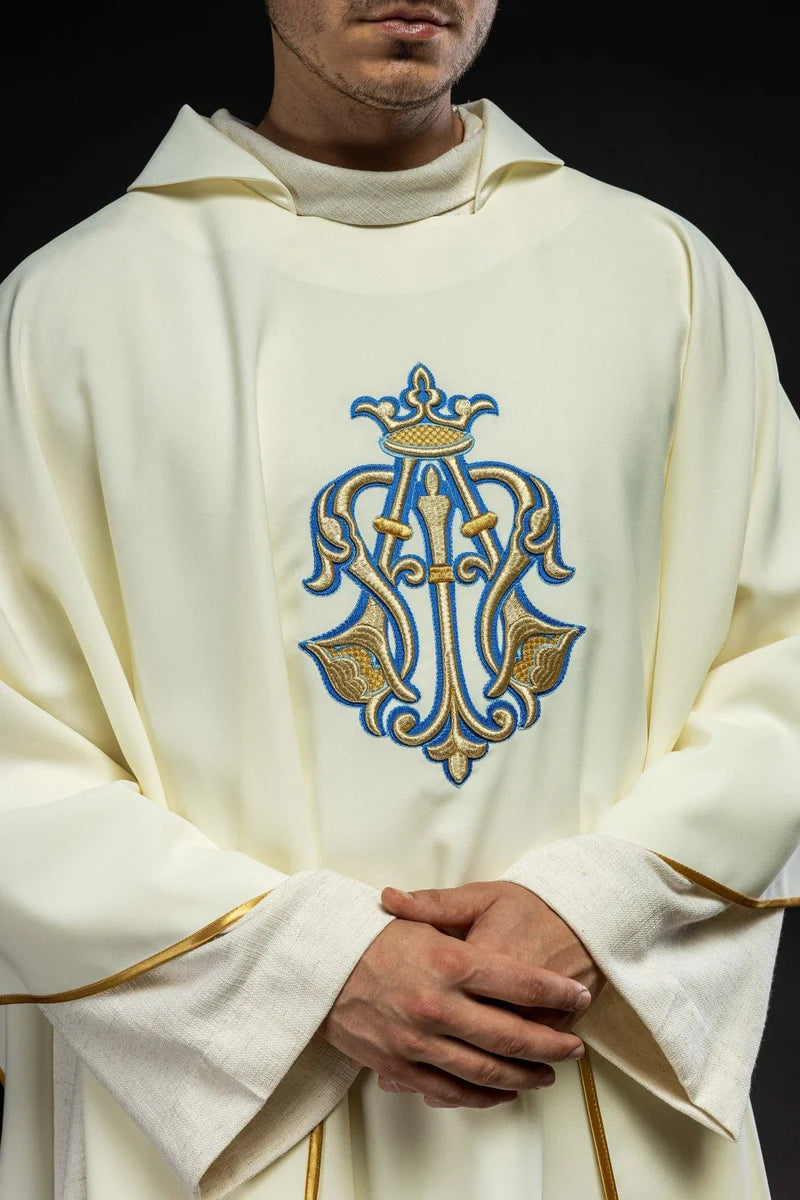 Casulla bordada de color crudo con símbolo mariano y cuello ancho