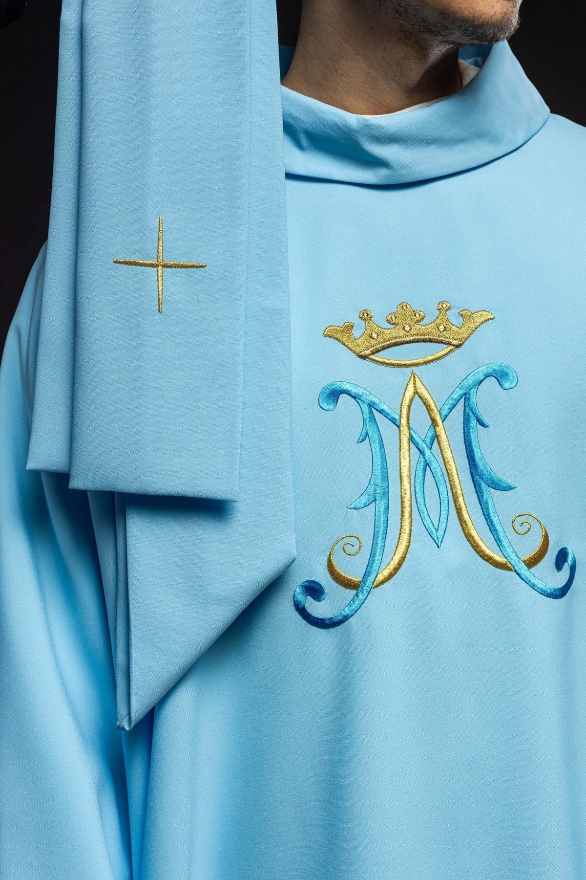 Casulla poliester bordada con motivo mariano