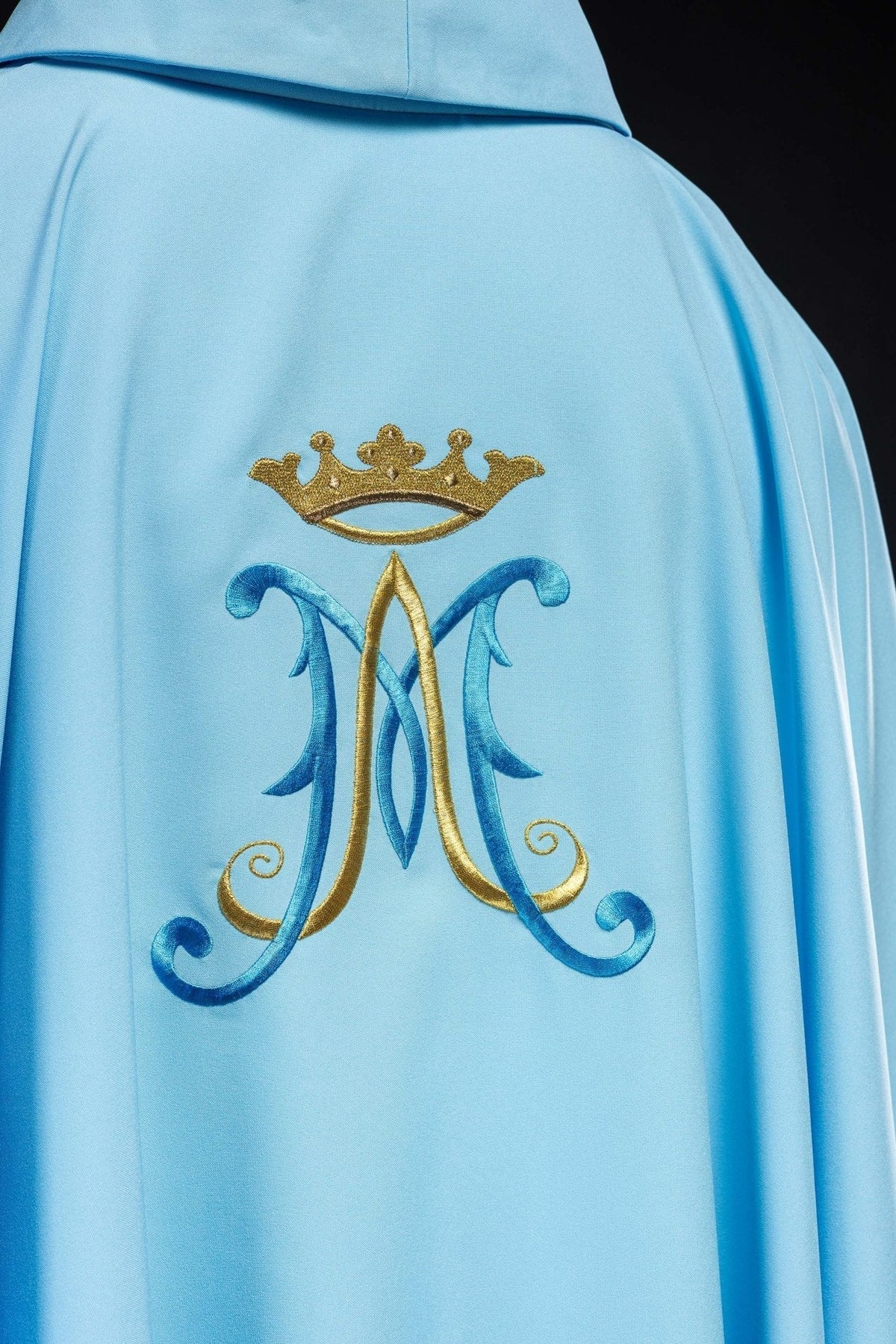 Casulla poliester bordada con motivo mariano