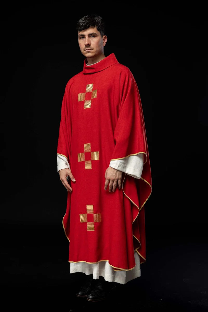 Casulla de lana y hilos de oro bordada