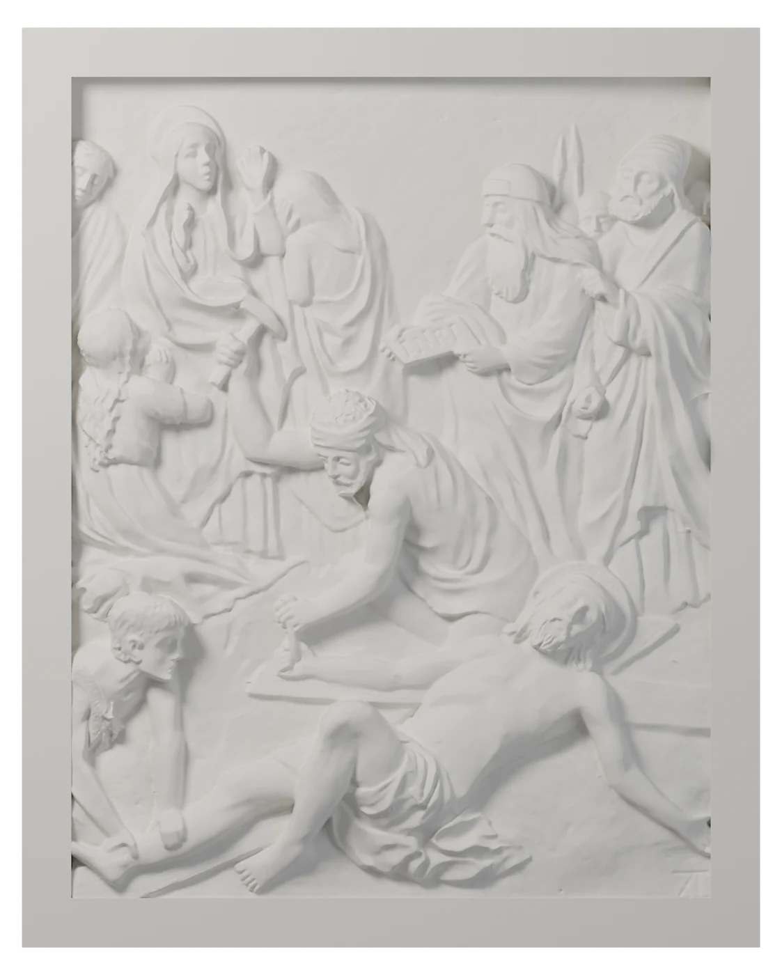 Estación XI del Vía Crucis en relieve blanco: Jesús es clavado en la cruz