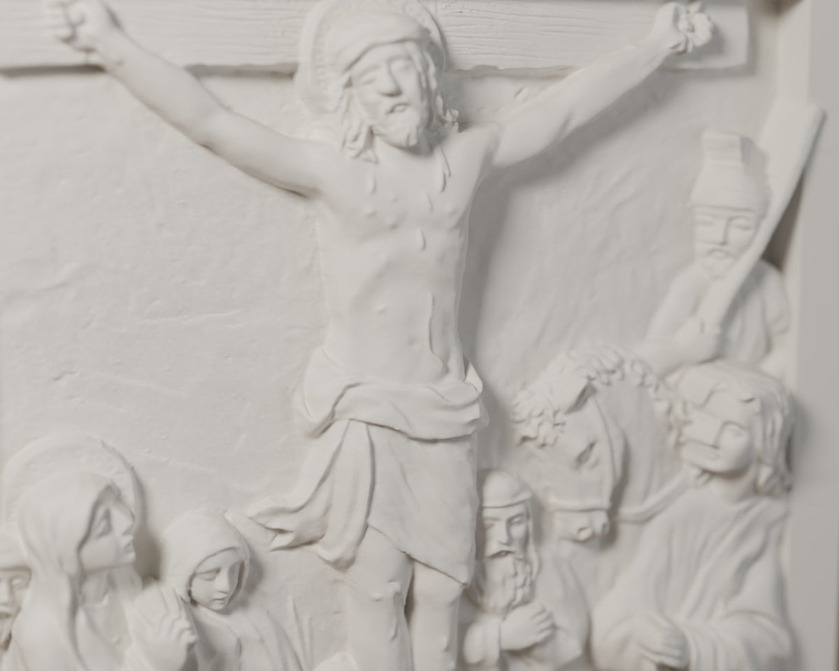 Detalle del relieve de la estación XII del Vía Crucis: Cristo crucificado