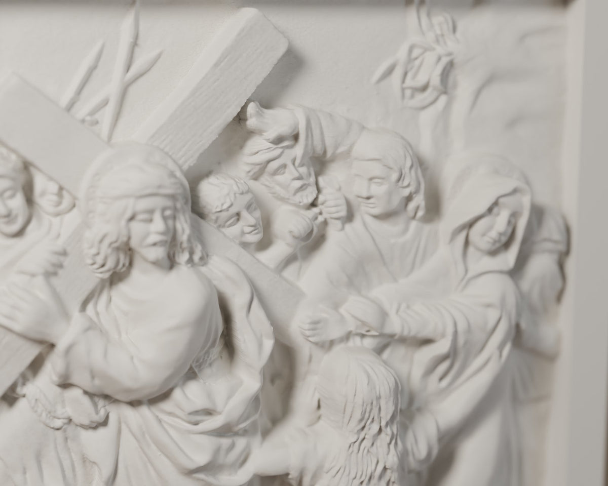 Detalle del relieve de la estación IV del Vía Crucis: Jesús encuentra a su Madre