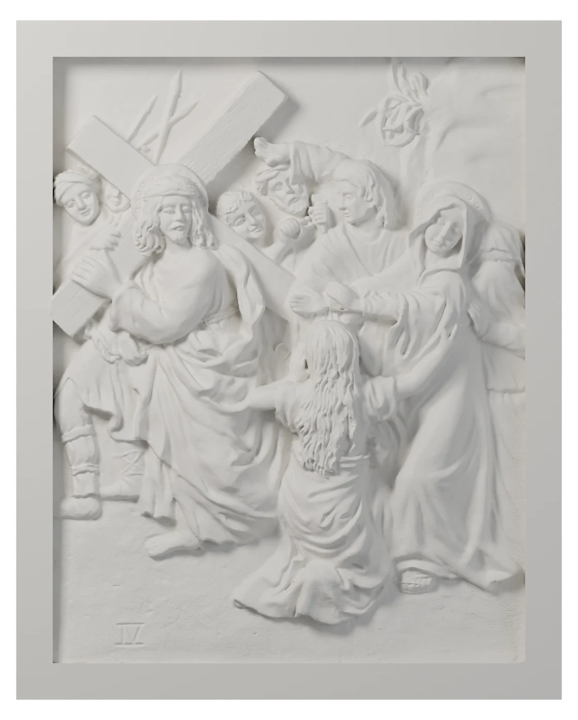 Estación IV del Vía Crucis en relieve blanco: Jesús encuentra a su Madre