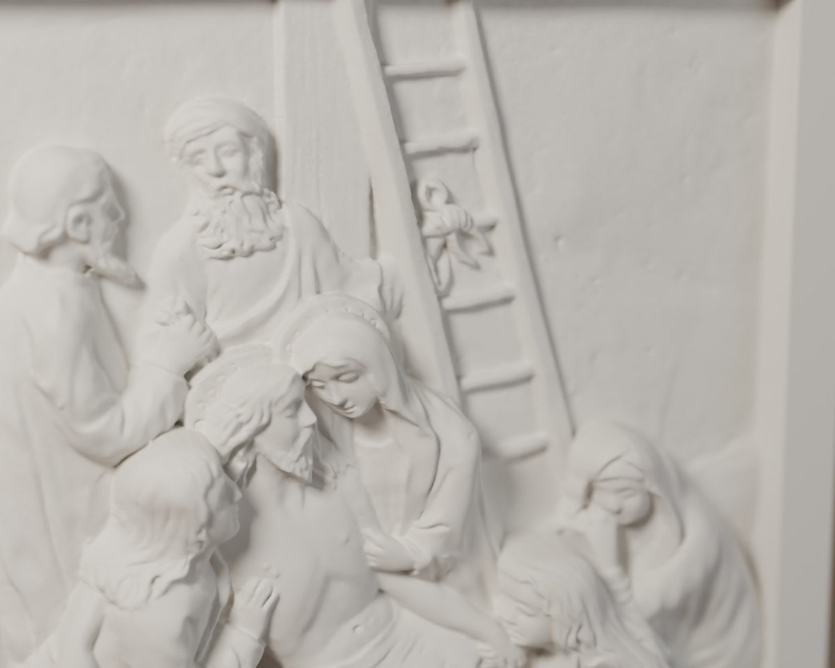 Detalle del relieve de la estación XIII del Vía Crucis: Jesús es bajado de la cruz